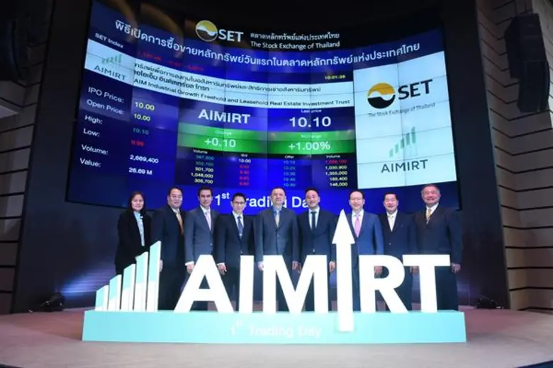 นายอมร จุฬาลักษณานุกูล (กลาง) ประธานเจ้าห...