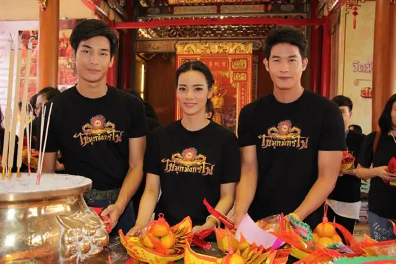 วาววา – เพื่อน – อาโป ควงแฟนคลับ ละคร “ไข่มุกมังกรไฟ” เดินสายทำบุญเสริมดวง กับอาจารย์ คฑา ชินบัญชร ในกิจกรรม “ทำบุญรับปีจอกับไข่มุกมังกรไฟ”