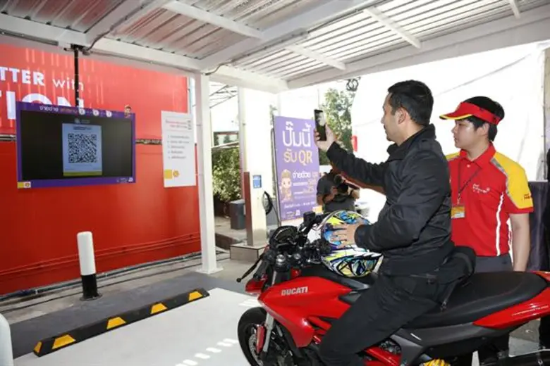 ไทยพาณิชย์ ผนึกกำลัง เชลล์ สร้างประสบการณ์ใหม่ยุค 4.0 “The First Cashless Gas Station Experience” ครั้งแรกในเมืองไทยกับการไดร์ฟอินเพย์สเตชั่นชำระค่าน้ำมันด้วยคิวอาร์โค้ด