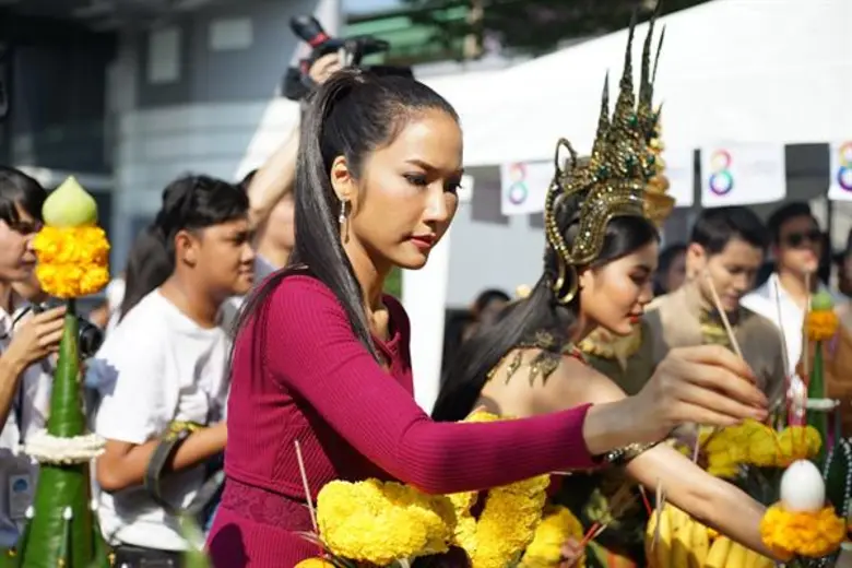 "ช่อง 8" บวงสรวง ละคร 2 รส "ฟิล์ม-ยีน" นำทีมฮา "พ่อปลาไหล" ฟาก "สมาร์ท-น้ำตาล" ดราม่าข้ามภพ ใน "สาปกระสือ"