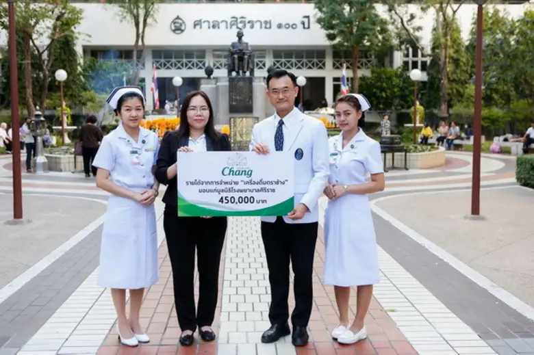 คุณนพมาศ วัฒนเลี้ยงใจ (ที่ 2 จากซ้าย) กรร...