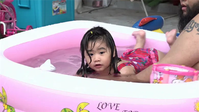 “น้องชูใจ” เงือกสาวสายย่อกับภารกิจรีดน้ำหนักด่วนจี๋ ประกบ “น้องพลอยเจ” เจ้าหญิงตัวน้อยสุดคิ้วท์ พ่วงตำแหน่งนางแบบเฉพาะกิจของคุณพ่อซูเปอร์แมน