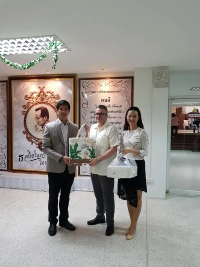 มร.คริสเตียน เริล์ชลิ (กลาง) ผู้จัดการทั่...