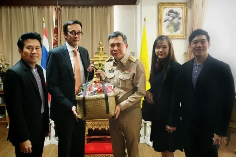 ชาติชาย อุทัยพันธ์ (กลาง) ผู้ว่าราชการจัง...