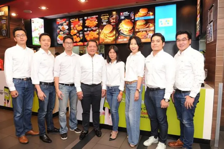 มร. เฮสเตอร์ ชิว (ที่ 4 จากซ้าย) ประธานกร...