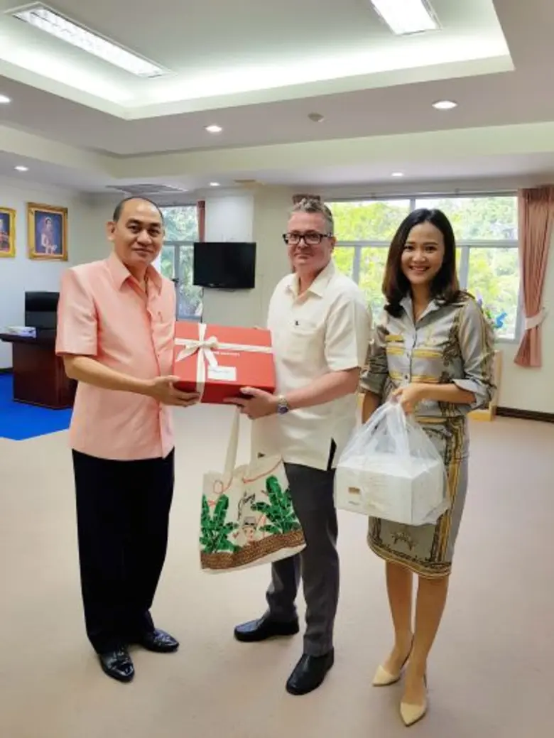 มร.คริสเตียน เริล์ชลิ (กลาง) ผู้จัดการทั่...