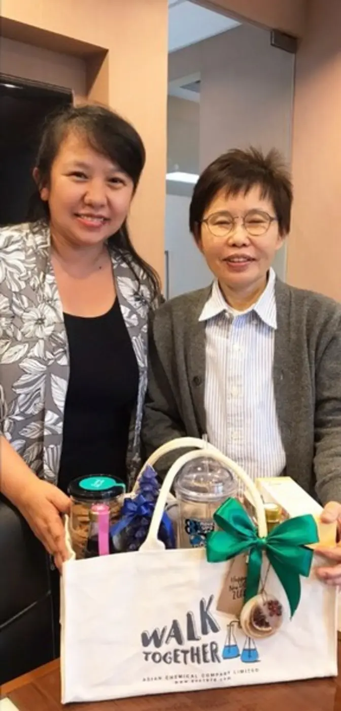 ผู้บริหารพร้อมคณะทีมผู้จัดการ ได้มอบกระเช...