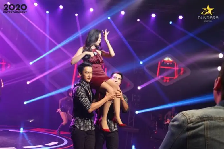 ทีวีไกด์: รายการ "ดันดารา Gold" แค้นแรง!! หญิงสาวขอใช้เวทีประกวด ตอกหน้าผู้ชายที่เคยทิ้งไป