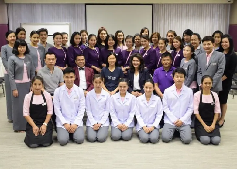 วนิดา ชันซื่อ (นั่งกลาง ที่ 3 จากขวา) ประ...