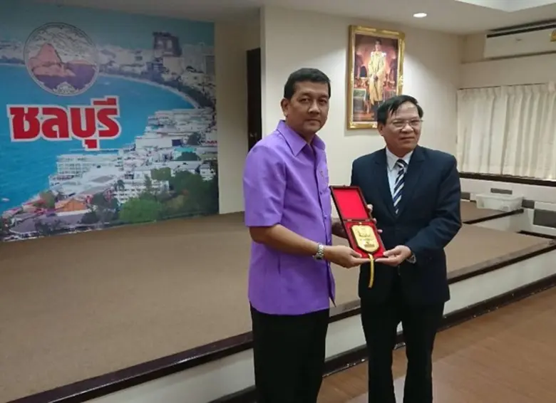 กอ.รมน.จังหวัด ช.บ. ให้การต้อนรับ? รองผู้อำนวยการ? ป.ป.ส.เวียดนาม? หัวหน้าคณะ และคณะเจ้าหน้าที่จากประเทศเวียดนาม? ที่มาศึกษาดูงานระบบการเก็บรวบรวมข้อมูลผู้ใช้ยาเสพติดและผู้รับการบำบัดรักษายาเสพติดและการรณรงค์สร้างจิตสำนึกด้านยาเสพติด