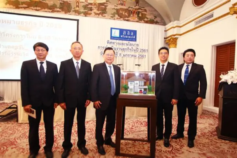 นายไชยยันต์ ชาครกุล (คนกลาง) ประธานกรรมกา...