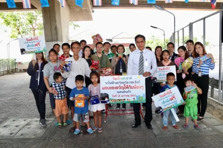 แอร์พอร์ต เรล ลิงก์ มอบของขวัญ และขนมให้แก่เด็กๆในชุมชนทับแก้ว และเด็กๆ โรงเรียนสุเหร่าทับช้าง กับ โรงเรียนหัวหมาก เนื่องในวันเด็กแห่งชาติ 2561
