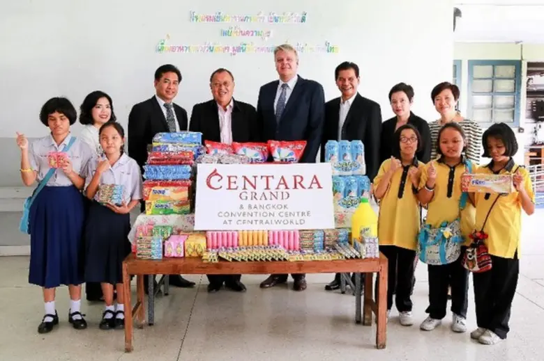 มร. โรเบิร์ต เมาเรอร์ เลิฟเลอร์ (แถวหลังก...