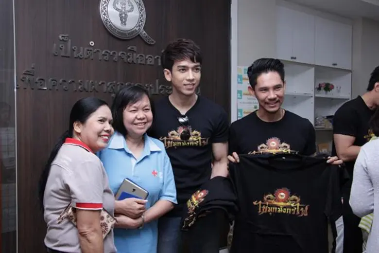 วาววา – เพื่อน – อาโป นำทัพนักแสดง ละคร “ไข่มุกมังกรไฟ” กว่า 10 ชีวิต ร่วมแสดงดนตรี กิจกรรม “มอบความรักลดความรุนแรง” รับบริจาคเงินช่วยเหลือเด็ก สตรี เยาวชน ที่ถูกกระทำรุนแรง