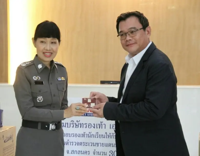 กลุ่มบริษัทรองเท้า เอส.ซี.เอส. มอบรองเท้านักเรียนให้กับน้องๆ โรงเรียนตำรวจตระเวนชายแดนบ้านค็อกนิสไทย จังหวัดสกลนคร