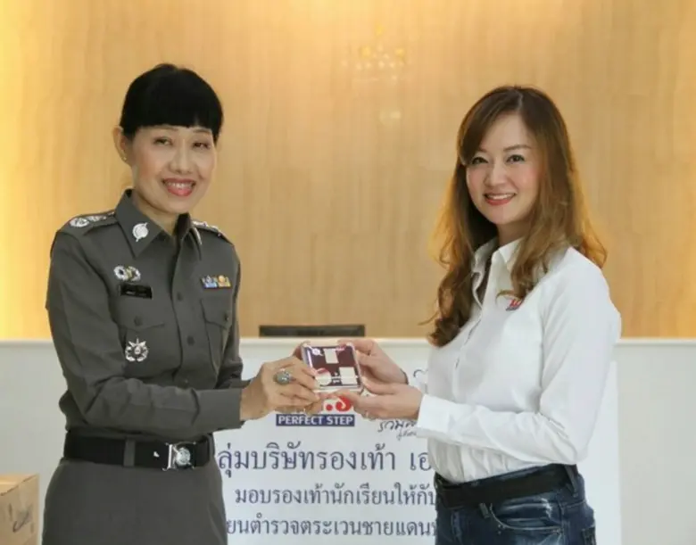 กลุ่มบริษัทรองเท้า เอส.ซี.เอส. มอบรองเท้านักเรียนให้กับน้องๆ โรงเรียนตำรวจตระเวนชายแดนบ้านค็อกนิสไทย จังหวัดสกลนคร