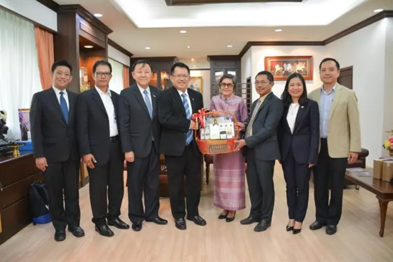 ดร.สมชาย หาญหิรัญ (ที่ 4 จากซ้าย) รัฐมนตร...