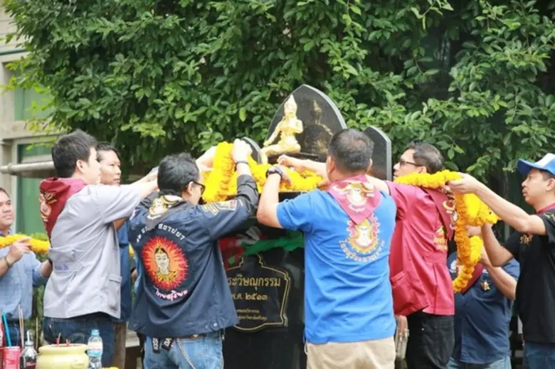 ผู้บริหาร ม.ศรีปทุม ต้อนรับ สมาคมศิษย์เก่าไทยสุริยะฯ สักการบูชา องค์พระวิษณุกรรม