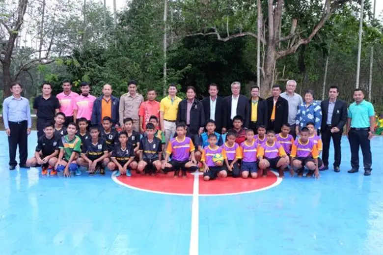 กยท. ลงพื้นที่จัดกิจกรรมปูพื้นยางสนามฟุตซอลเสริมสร้างสุขภาพที่ดีแก่ชุมชน เน้น ปลูกจิตสำนึกด้านCSR ควบคู่การแปรรูปยางใช้ในประเทศ