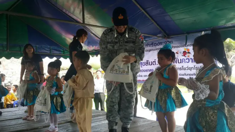 กองทัพเรือ นำเรือหลวงแกลง 542 โชว์ยุทโธปกรณ์ต้อนรับวันเด็กแห่งชาติ