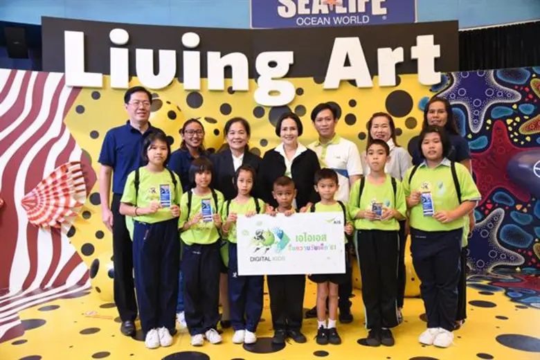 อมรรัตน์ ชาญปรีชญา (คนกลาง) ผู้อำนวยการส่...