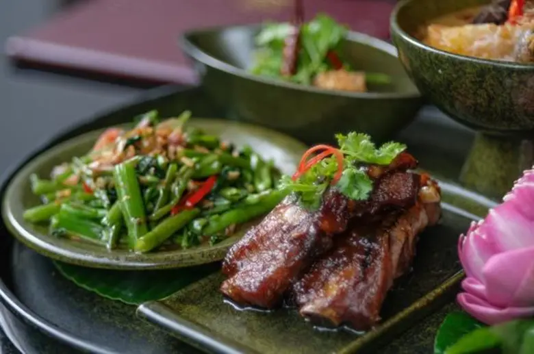 เชิญคุณมาลิ้มลองความอร่อยของ สี่เซ็ตเมนูอาหารไทยมื้อกลางวันเลิศรสใหม่ล่าสุด ณ ห้องอาหาร สมูท เคอร์รี่ โรงแรม ดิ แอทธินี โฮเทล แบงค็อก, อะ ลักซ์ชูรี คอลเล็คชั่น โฮเทล