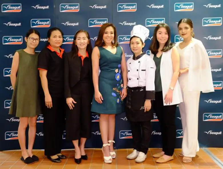 นางสาวกรทอง สุเวชวัฒนกุล (ที่ 2 จากขวา) ผ...