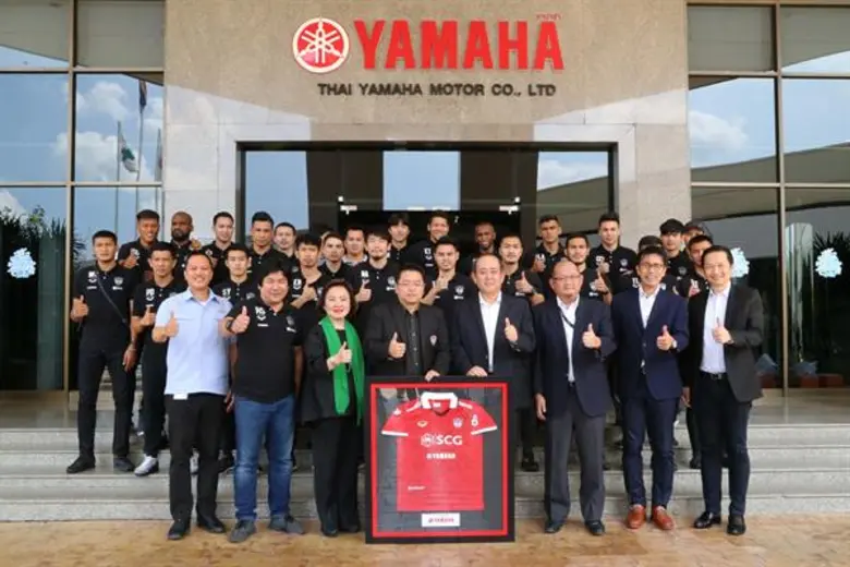 มร.ชิเงโอะ ฮายาคาวะ (คนที่ 4 จากขวาแถวหน้...