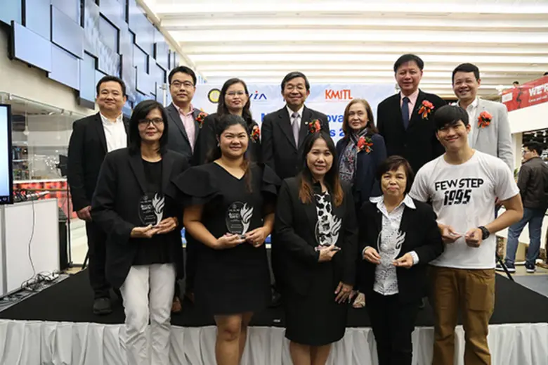 (แถวยืนบน กลาง )รองศาสตราจารย์สรนิต ศิลธร...