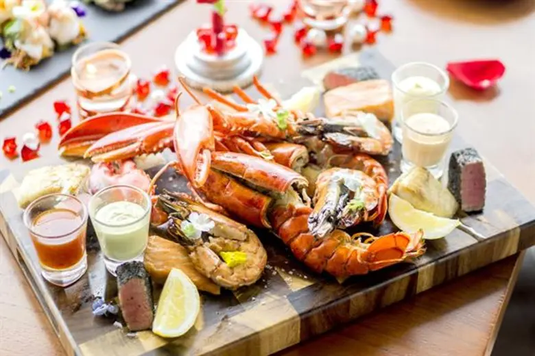 เติมเต็มความโรแมนติกแห่งค่ำคืนวาเลนไทน์นี้ ที่ แอตติจูด รูฟท้อปบาร์ แอนด์ เรสเตอรองท์