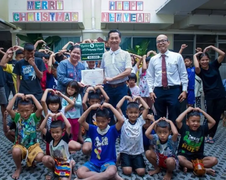 คุณไพศาล บัณฑิตยานนท์และคณะทีมบริหาร จากR...