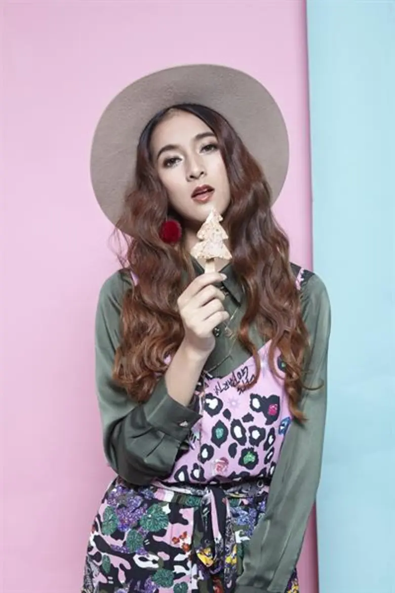 เป็นอีกหนึ่งนักแสดงดาวรุ่ง จากสถานีโทรทัศ...