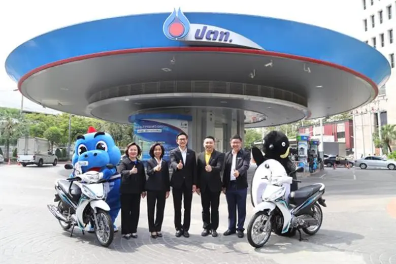 นางสาวจินตนา อุดมทรัพย์ (คนซ้าย) รองประธา...