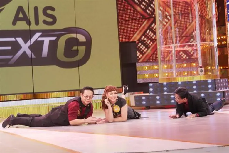 ทีวีไกด์: รายการ “กิ๊กดู๋สงครามเพลงเงาเสียง” “บุ๋ม-ปนัดดา” สวมวิญญาณ “เจินเจิน” สู้ศึก กิ๊กดู๋สงครามเพลงเงาเสียง เหมือนจนสามีขอดูบัตรปชช.