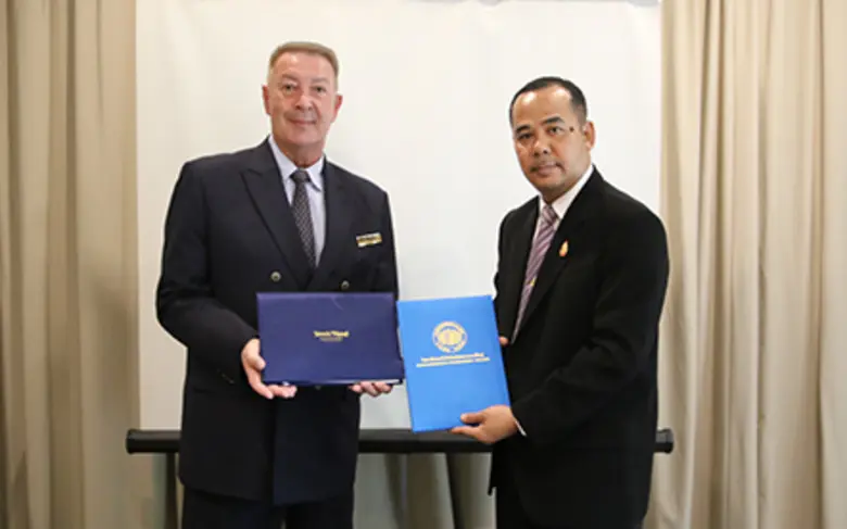 มร. จอห์น เคนเดส, ผู้จัดการทั่วไป โรงแรมด...