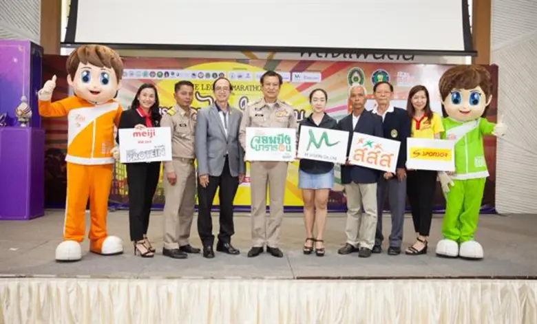 นายชยาวุธ จันทร (ที่ 4 จากซ้าย) ผู้ว่าราช...