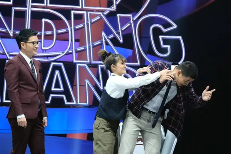 ทีวีไกด์: รายการ “ตกสิบหยิบล้าน” “แพรว – คณิตกุล” ถึงกับเหวอค้าง หมดคำพูด!!! จู่ๆ “ฟรอยด์ -ณัฏฐพงศ์”  ขอหั่นสถานะความสัมพันธ์จาก แฟนเหลือแค่เพื่อน