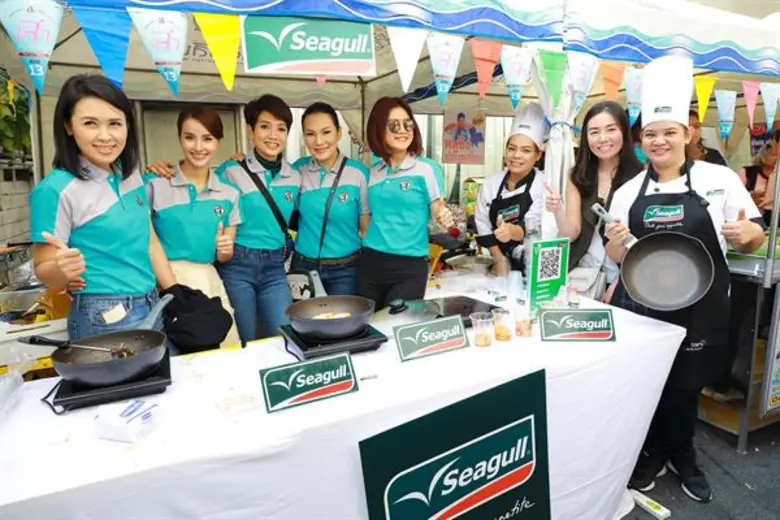 นางสาวกรทอง สุเวชวัฒนกุล (ที่ 2 จากขวา) ผ...