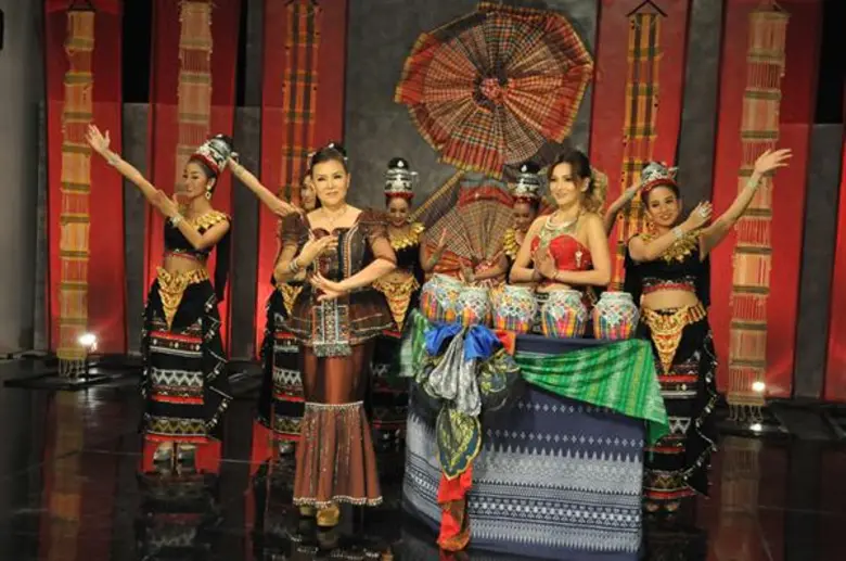 ราชินีหมอลำ "บานเย็น รากแก่น" และลูกสาว "...