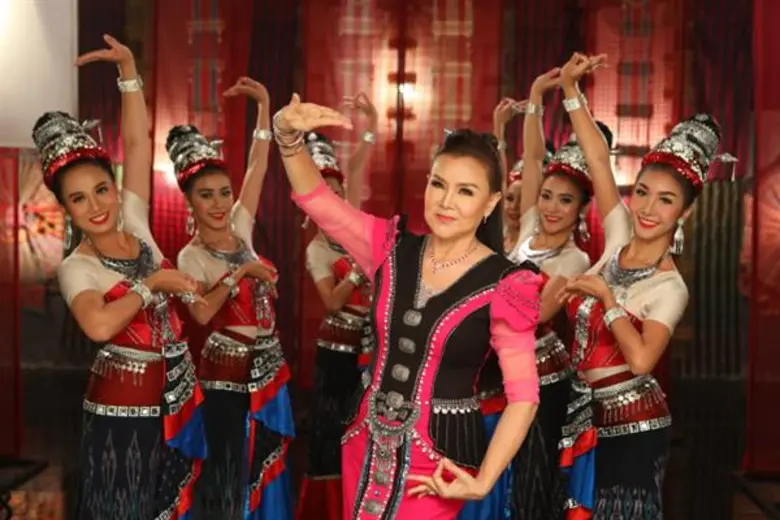 “บานเย็น - แคนดี้” แม่ลูกสายเลือดหมอลำ ควงแขนถ่ายมิวสิควีดีโอ ผลงานเพลงใหม่ล่าสุด “บานเย็นลำพื้น” และ “เด้ออ้ายเด้อ”