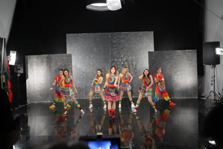 “บานเย็น - แคนดี้” แม่ลูกสายเลือดหมอลำ ควงแขนถ่ายมิวสิควีดีโอ ผลงานเพลงใหม่ล่าสุด “บานเย็นลำพื้น” และ “เด้ออ้ายเด้อ”