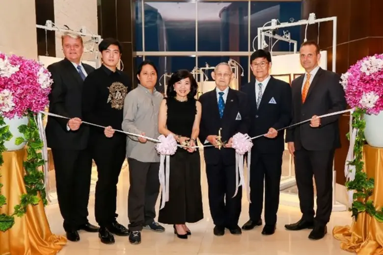 สุพัตรา จิราธิวัฒน์ (กลาง) รองประธานอาวุโ...