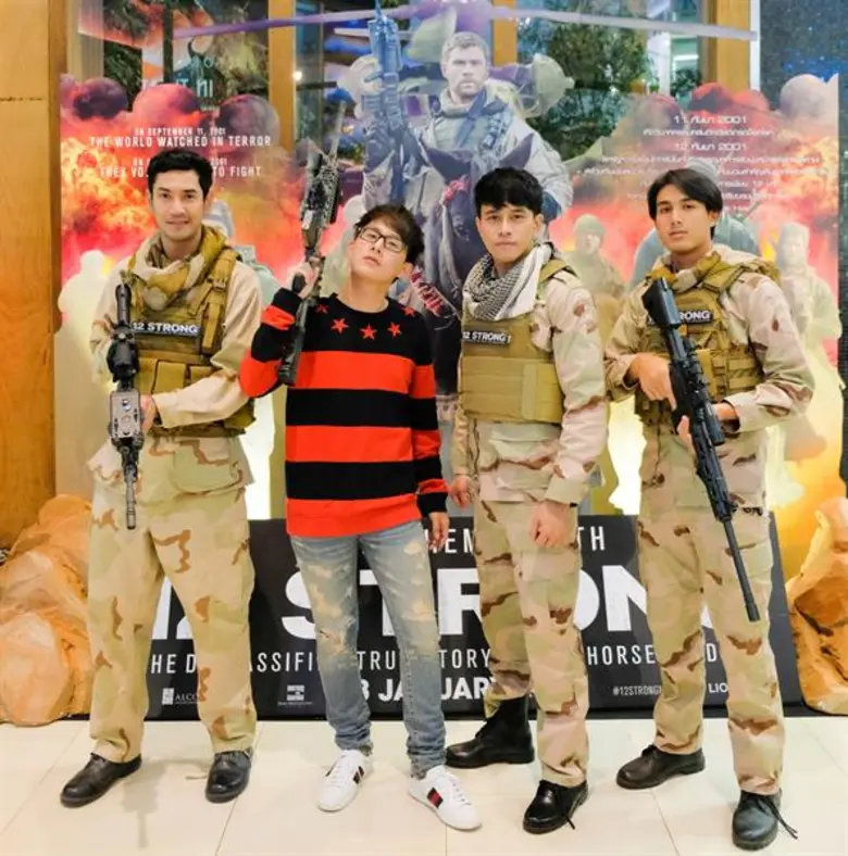 Movie Guide: ผู้พันเบิร์ด - ก็อต จิรายุ - ชิน ชินวุฒิ ยกทัพคนดังแถวหน้า ประเดิมแอคชั่น-สงครามฟอร์มยักษ์ “12 STRONG” รอบแรกระอุเมืองไทย