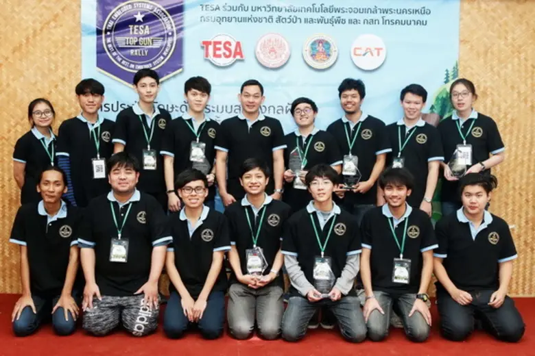 นายณัฏฐวิทย์ สุฤทธิกุล (กลางแถวบน) ผู้ช่ว...