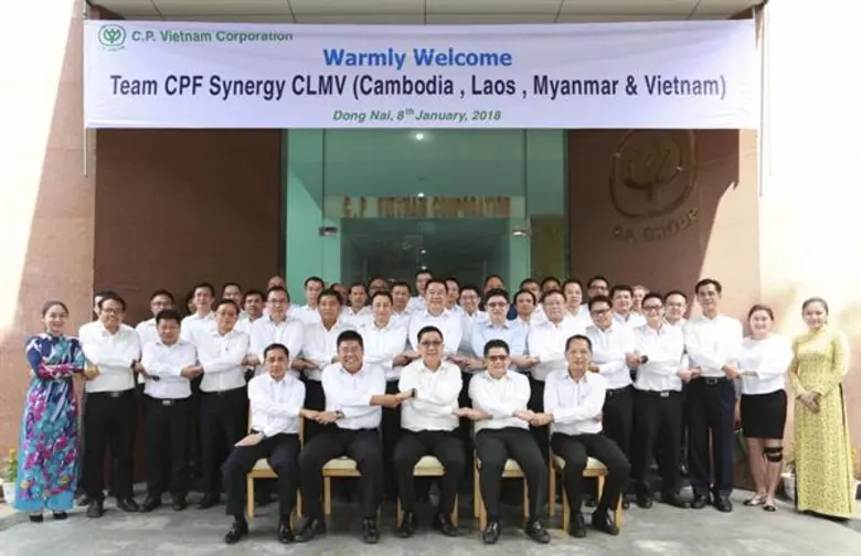 นายสุขสันต์ เจียมใจสว่างฤกษ์(นั่งกลาง) ปร...