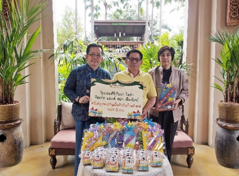 คุณมนัส แก้วเปง ผู้จัดการทั่วไป และคุณปนั...