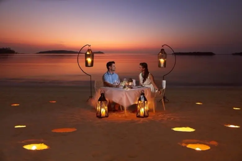 ROMANTIC ESCAPES TO THE PRISTINE WHITE-SAND BEACHES OF A TROPICAL ISLAND AT AMARI KOH SAMUI