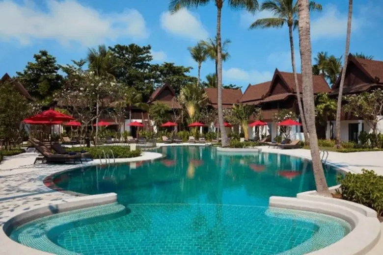 ROMANTIC ESCAPES TO THE PRISTINE WHITE-SAND BEACHES OF A TROPICAL ISLAND AT AMARI KOH SAMUI