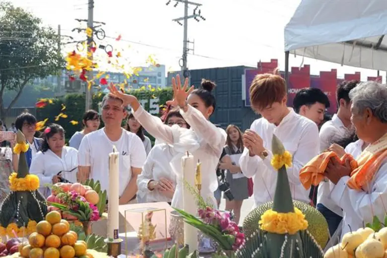 ค่ายบรอดคาซท์ฯ จัดพิธีบวงสรวงพร้อมเปิดตัวนักแสดง ซีรีย์วัยรุ่นเรื่องใหม่ “เรื่อง ลับ หลัง BE HIDE THE SIN”