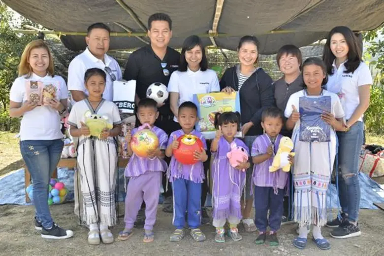 สลิลาพร กองทองมณีโรจน์ (คนกลาง) และ ณฐภัท...